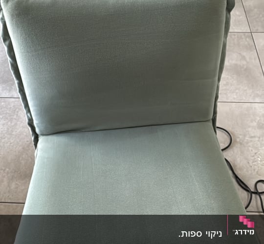 מושב ספת בד ירוקה לאחר ניקוי ריפוד מקצועי בבית הלקוח